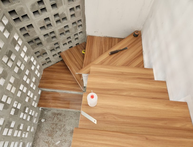 Bậc cầu thang nhựa giả gỗ với bậc cầu thang gỗ