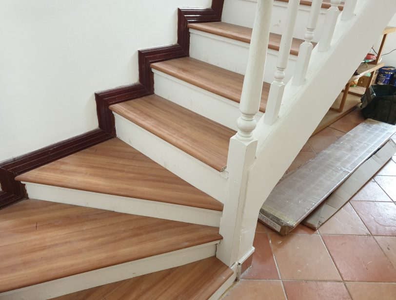 Bậc cầu thang nhựa với tay vịn