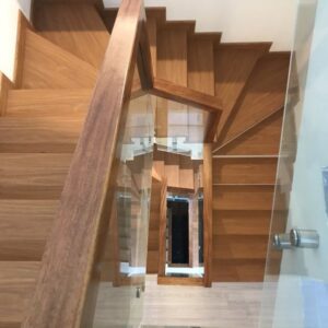 Bao-gia-mat-bac-cau-thang-nhua-gia-go