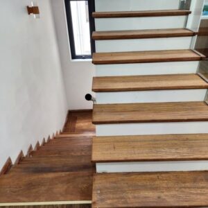 mat-bac-cau-thang-go-tu-nhien