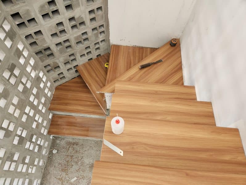 mat-bac-cau-thang-nhua-gia-go-quang-ninh