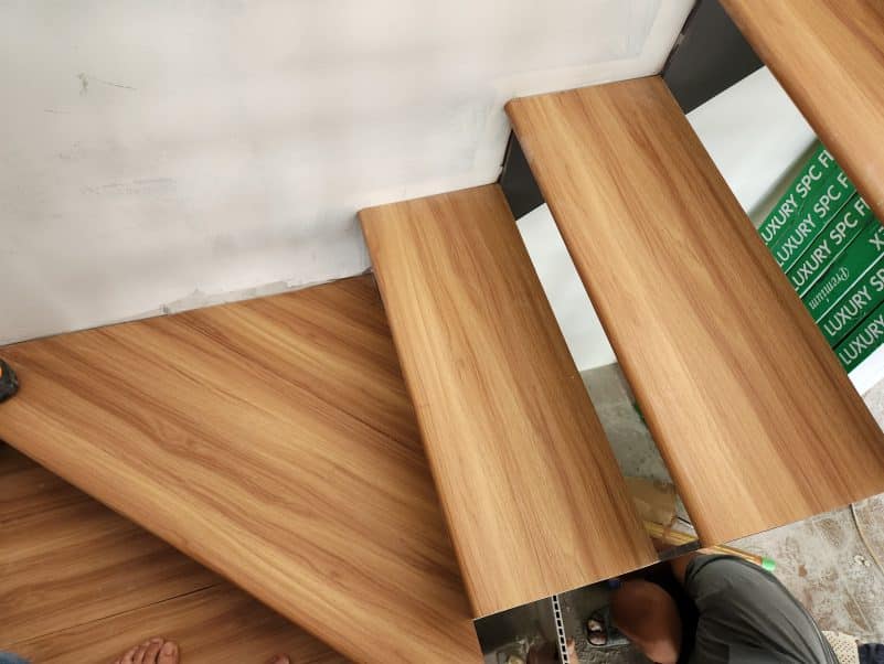 mat-bac-cau-thang-nhua-gia-go-richy