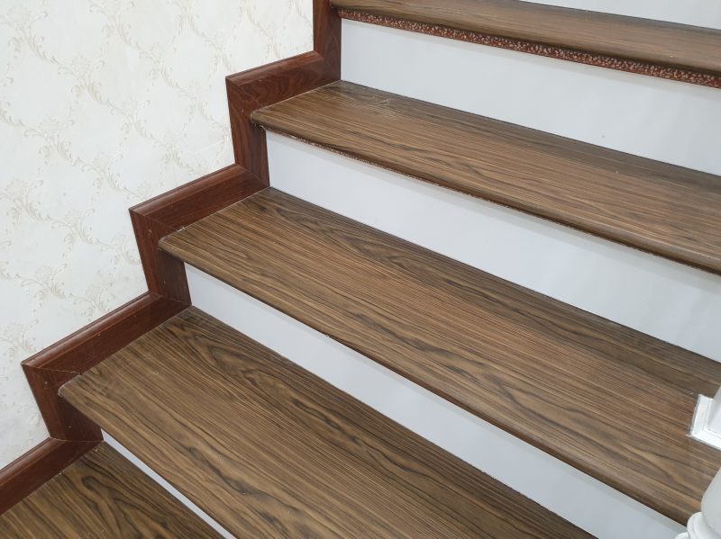 Mat-bac-cau-thang-nhua-gia-go-an-toan-cho-suc-khoe