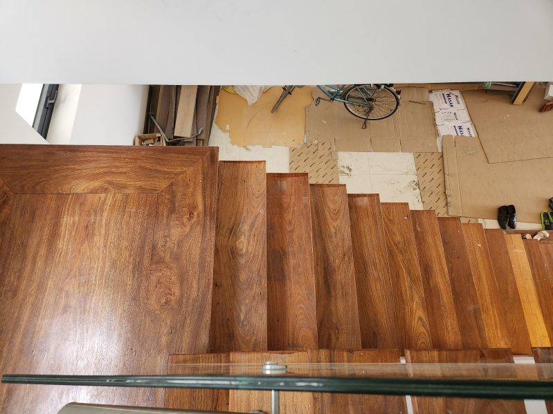 Mat-bac-cau-thang-nhua-gia-go-cao-cap