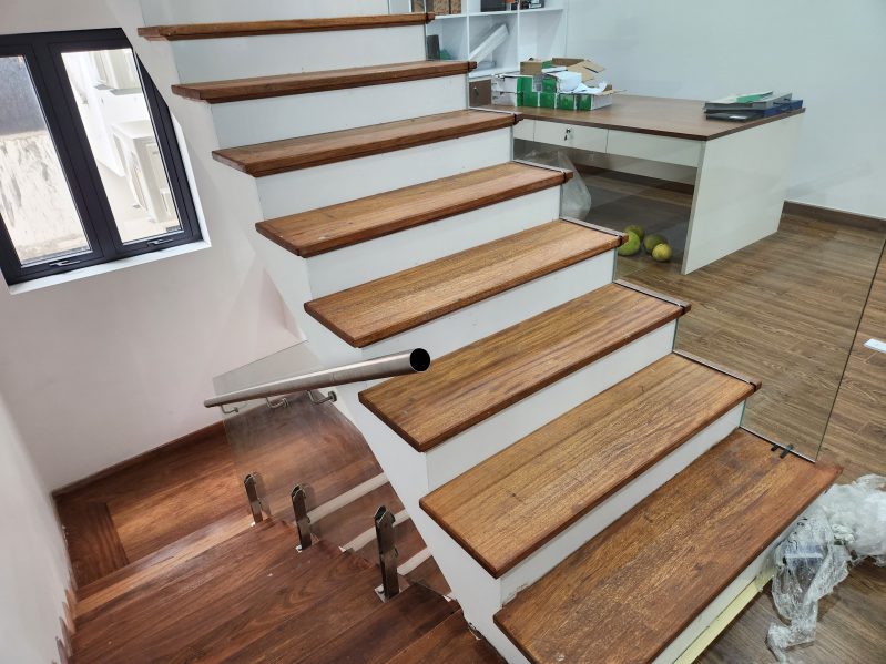 Mat-bac-cau-thang-nhua-gia-go-cao-cap