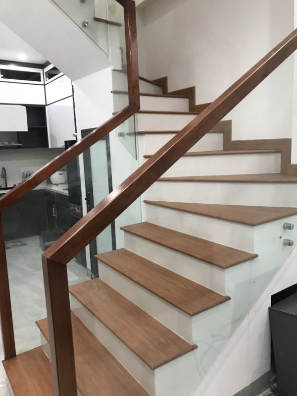 Mặt bậc cầu thang nhựa giả gỗ chống cong vênh mối mọt và bạc màu hiệu quả 3 Mat-bac-cau-thang-nhua-gia-go-chong-cong-venh-moi-mot