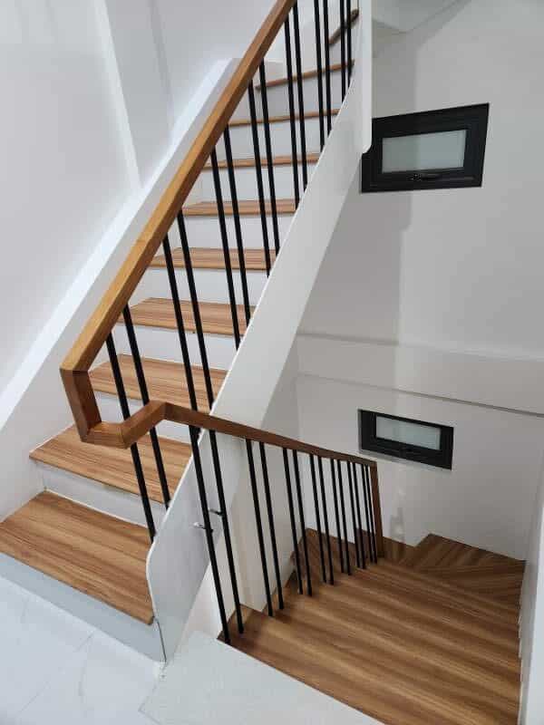 mat-bac-cau-thang-nhua-gia-go-chong-nuoc