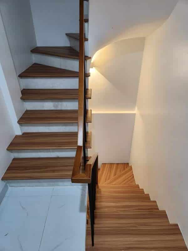 mat-bac-cau-thang-nhua-gia-go-chong-nuoc