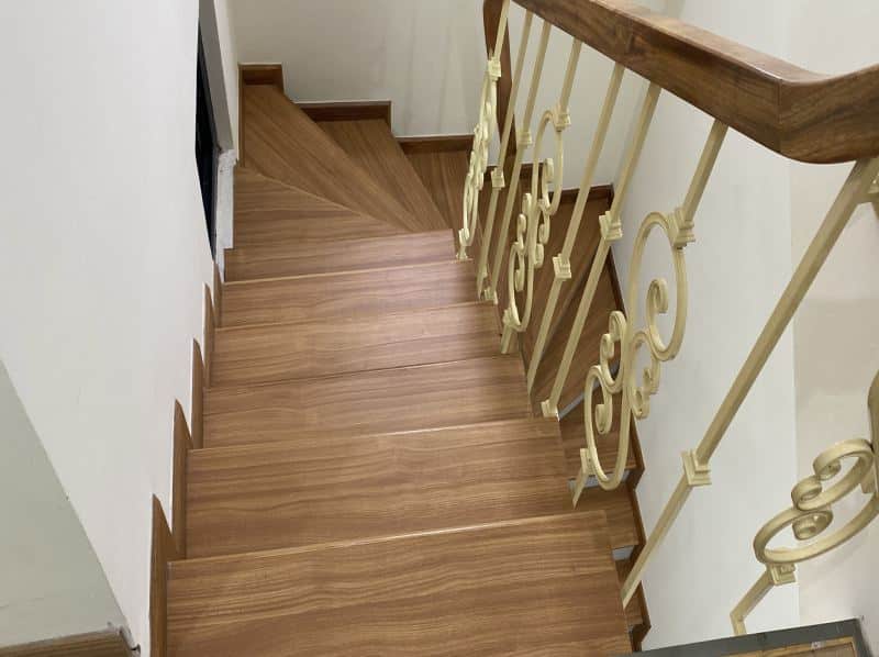 Mặt bậc cầu thang nhựa giả gỗ có khả năng chịu lực chống trơn trượt và trầy xước tốt 4 Mat-bac-cau-thang-nhua-gia-go-co-kha-nang-chiu-luc