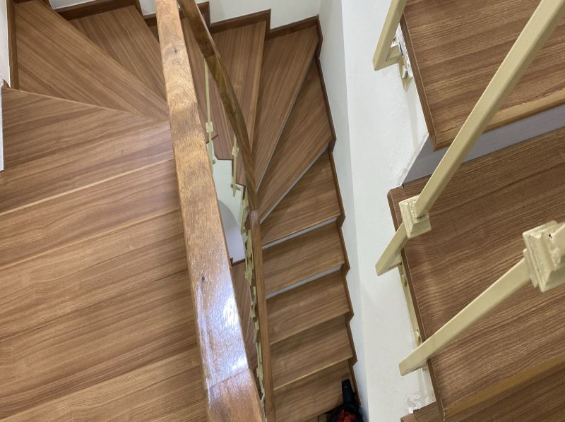 Mặt bậc cầu thang nhựa giả gỗ có khả năng chịu lực chống trơn trượt và trầy xước tốt 3 Mat-bac-cau-thang-nhua-gia-go-co-kha-nang-chiu-luc