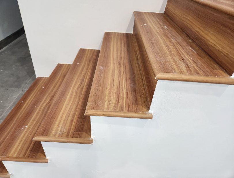 Mat bac cau thang nhua gia go dac rong