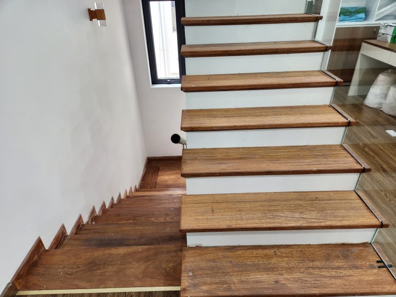 Mat-bac-cau-thang-nhua-gia-go-giup-bao-ve-moi-truong-tu-nhien