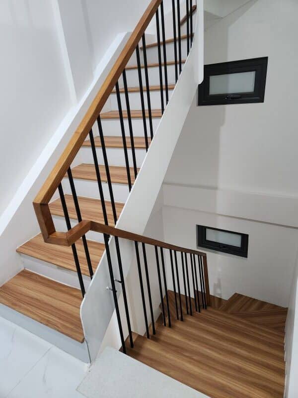 Mặt bậc cầu thang nhựa giả gỗ lựa chọn hoàn hảo để chống mối mọt và bạc màu 3 Mat-bac-cau-thang-nhua-gia-go-lua-chon-hoan-hao-de-chong-moi-mot