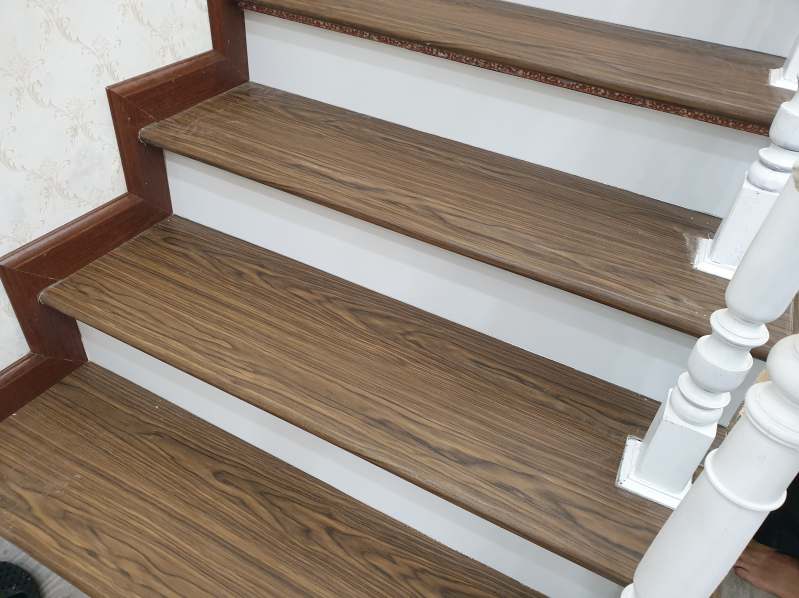 mat-bac-cau-thang-nhua-gia-go-pvc