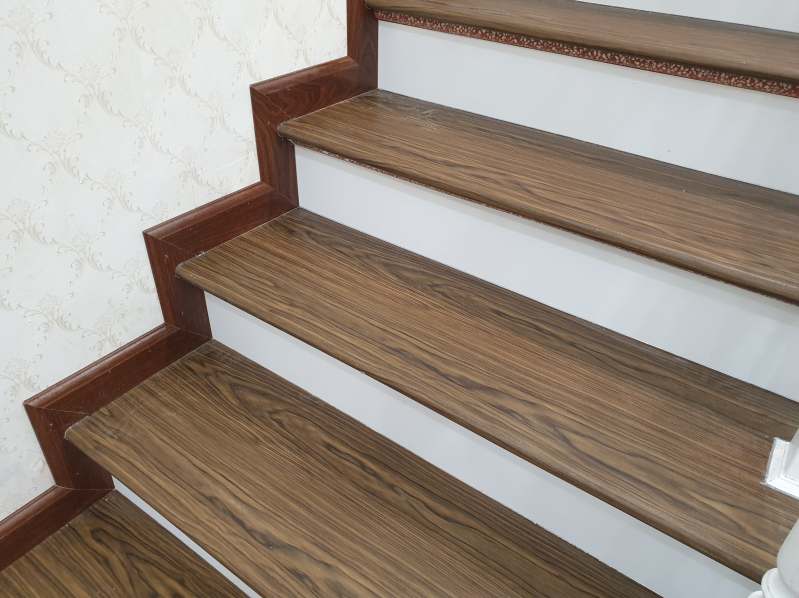 mat-bac-cau-thang-nhua-gia-go-pvc