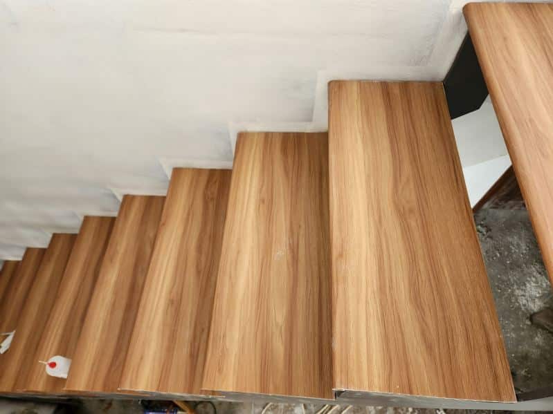 mat-bac-cau-thang-nhua-gia-go-dac