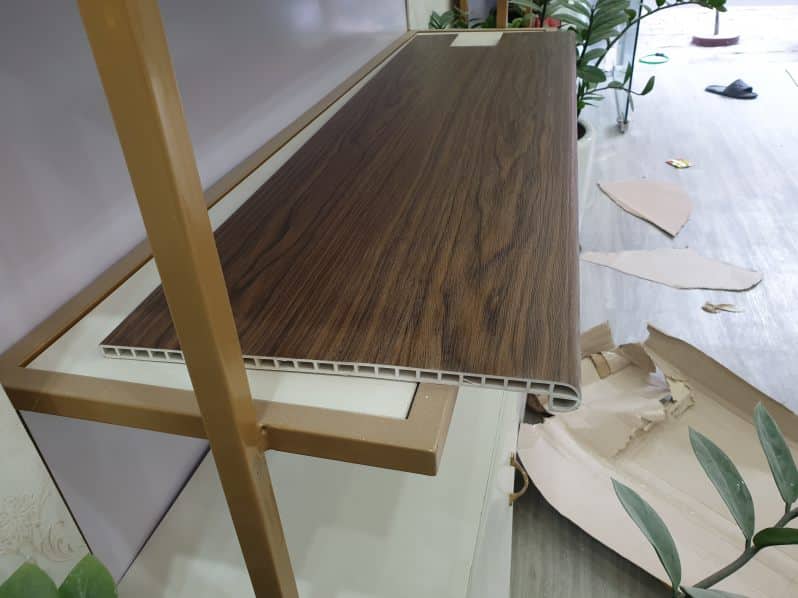 Mat-bac-cau-thang-nhua-gia-go-rong