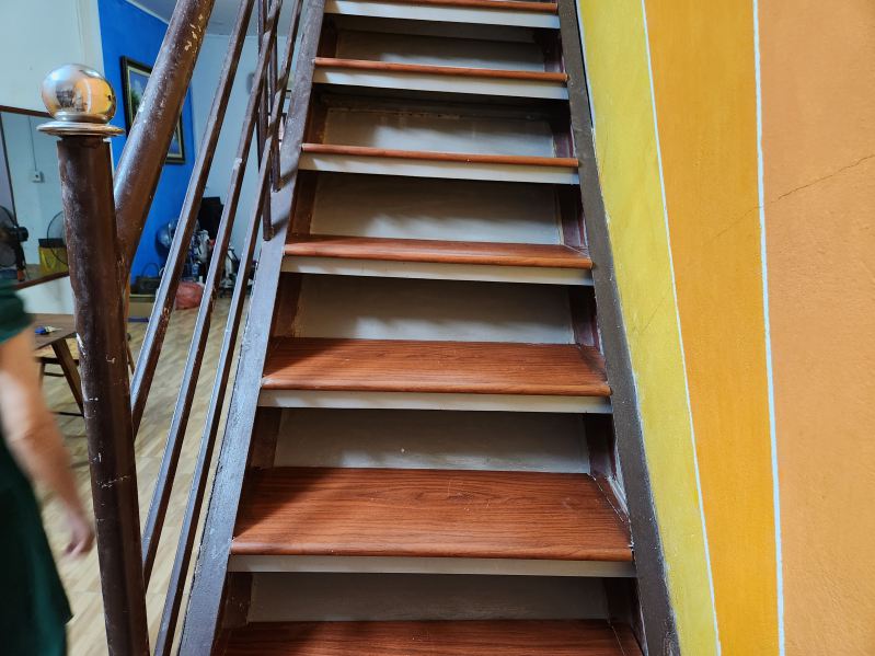 mat-bac-cau-thang-nhua-gia-go-dac