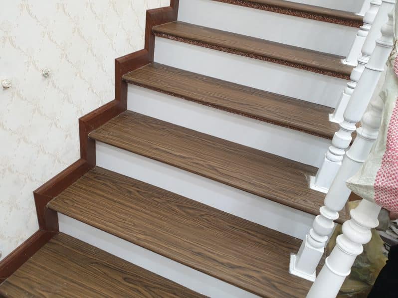 Mat-bac-cau-thang-nhua-gia-go-rong