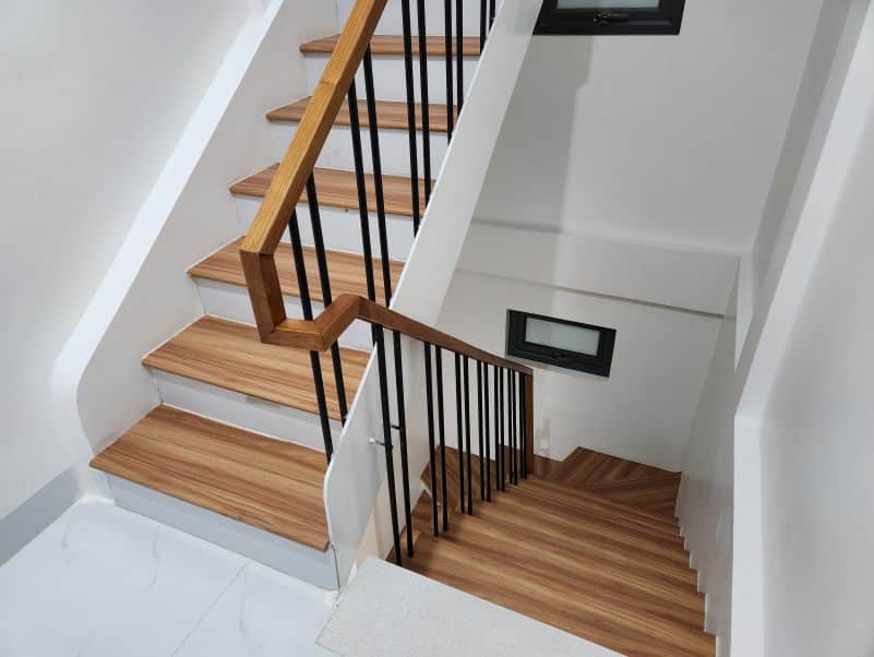 Mat-bac-cau-thang-nhua-gia-go-ton-vinh-ve-dep