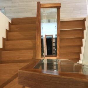 Mua-mat-bac-cau-thang-nhua-gia-go