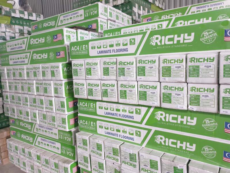 kho-san-go-va-mat-bac-cau-thang-nhua-gia-go