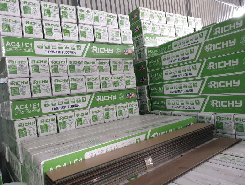 kho-san-go-va-mat-bac-cau-thang-nhua-gia-go