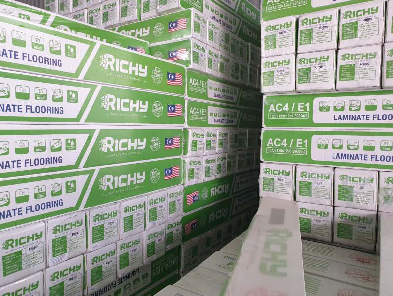 kho-san-go-va-mat-bac-cau-thang-nhua-gia-go