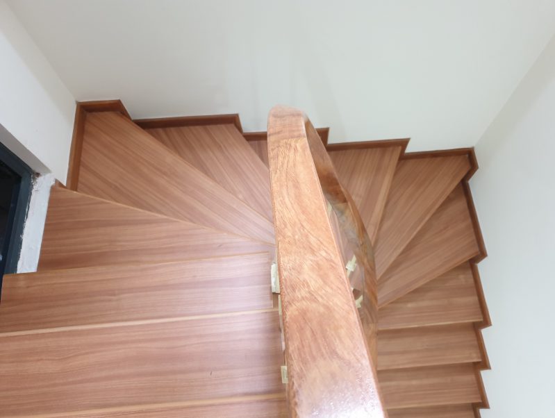 tam-nhua-pvc-op-bac-cau-thang-nhua-composite