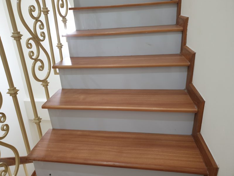 tam-nhua-pvc-op-bac-cau-thang-nhua-composite