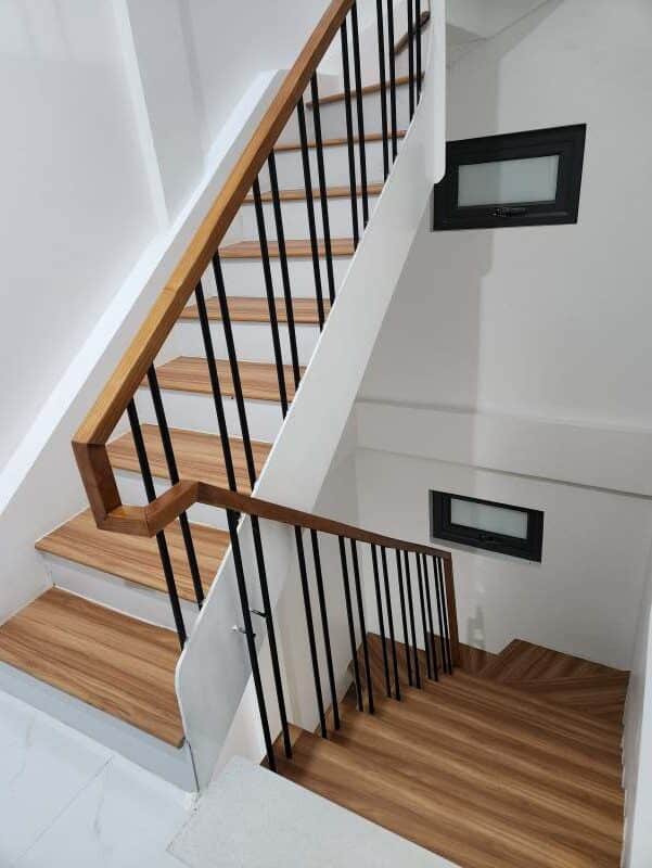 video-gioi-thieu-mat-bac-cau-thang-nhua-gia-go