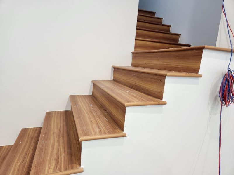 video-huong-dan-cach-thi-cong-lap-dat-mat-bac-cau-thang-nhua-gia-go