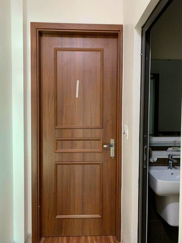 Cửa Composite Vân Gỗ Và Cửa Gỗ Tự Nhiên: So Sánh 3 cua composite van go va cua go tu nhien hien dai