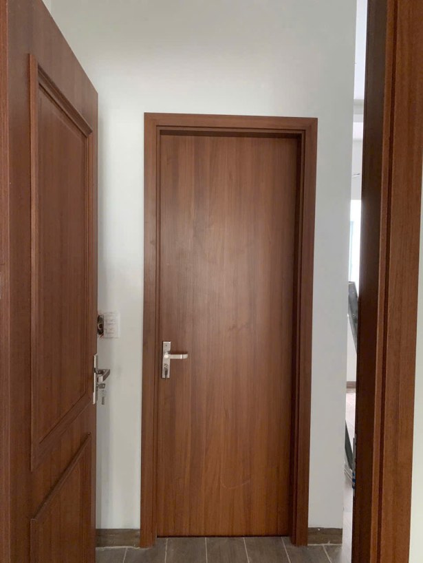 cửa composite vân gỗ và cửa gỗ tự nhiên