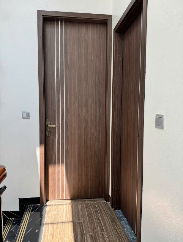 Cửa Composite Vân Gỗ Và Cửa Nhôm Xingfa: Khi Nào Nên Dùng? 3 cua composite van go va cua nhom kinh