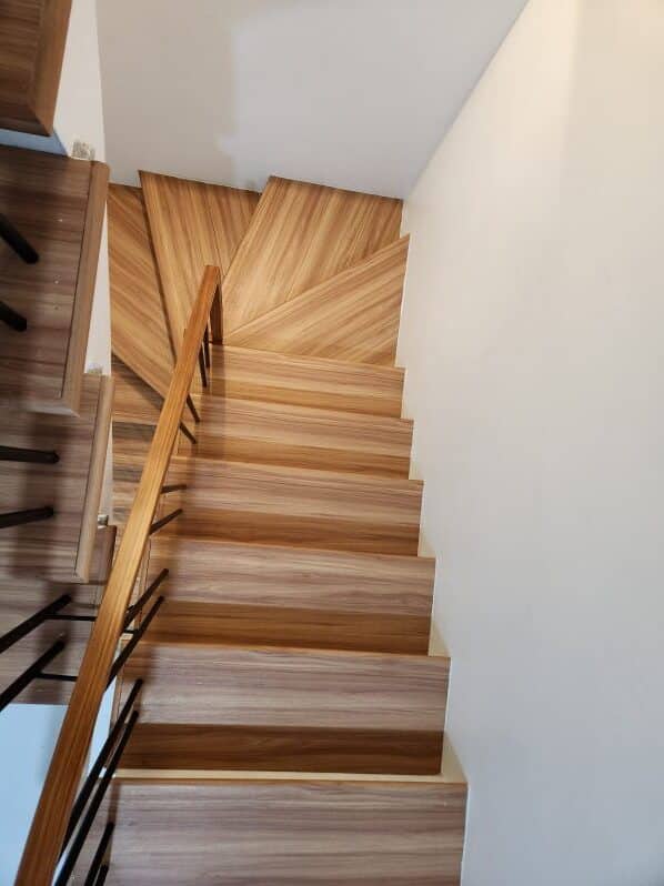 kho-san-go-va-mat-bac-cau-thang-nhua-gia-go