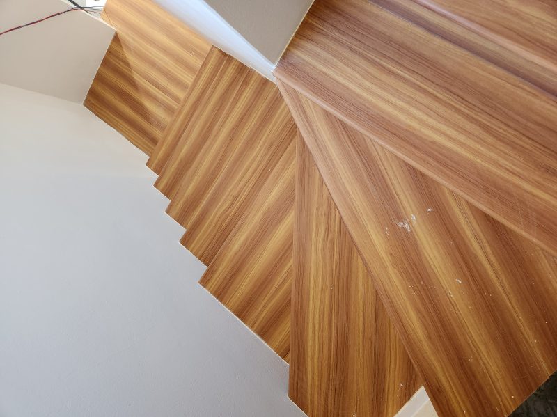 mat-bac-cau-thang-nhua-gia-go