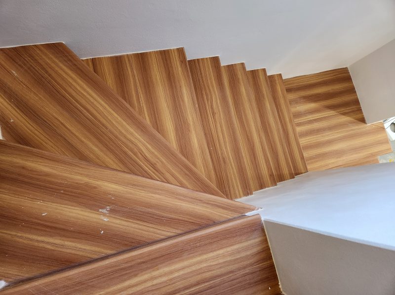 mat-bac-cau-thang-nhua-gia-go