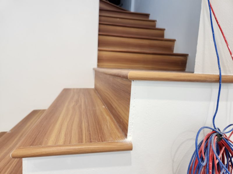 mat-bac-cau-thang-nhua-gia-go